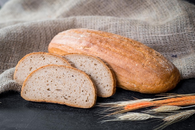 Pain et blé savoureux doux sur le fond en bois