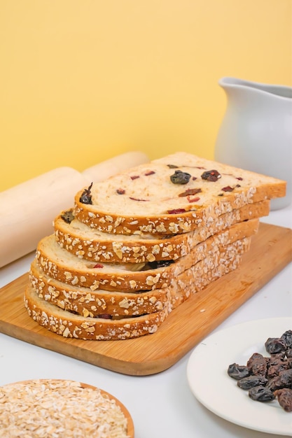 Pain de blé sec avec garniture de sucre fond jaune