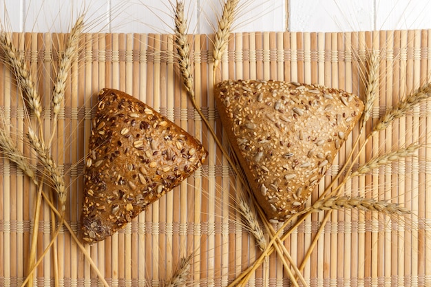 Pain et blé sur une surface en bois blanche