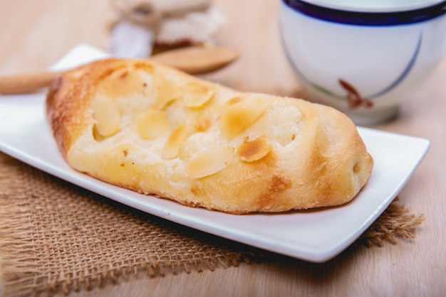 Pain de boulangerie fait maison traditionnel avec café ou thé