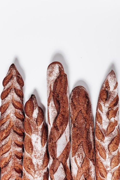 Pain de boulangerie pains croustillants rustiques frais de pain et de baguette sur fond blanc