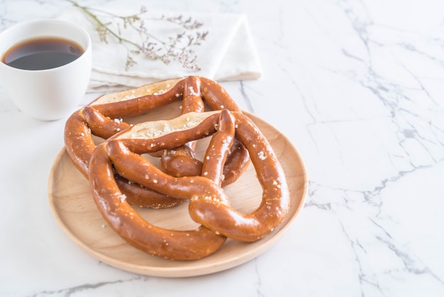 pain de bretzel sur plaque