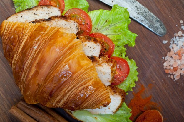 Pain brioché croissant salé au blanc de poulet