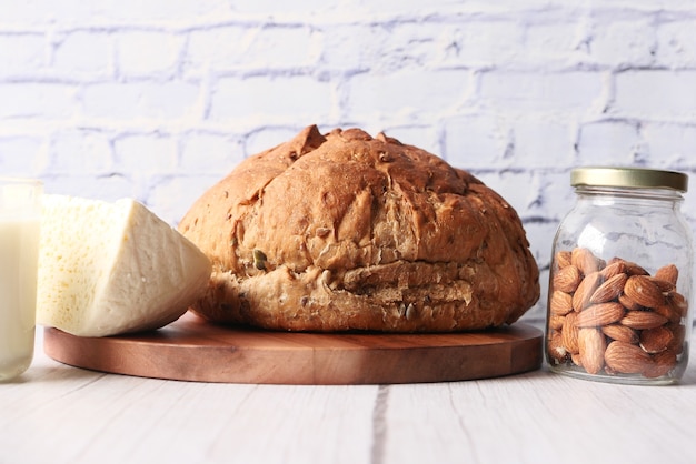 Pain brun au lait de fromage et noix d'amande sur table