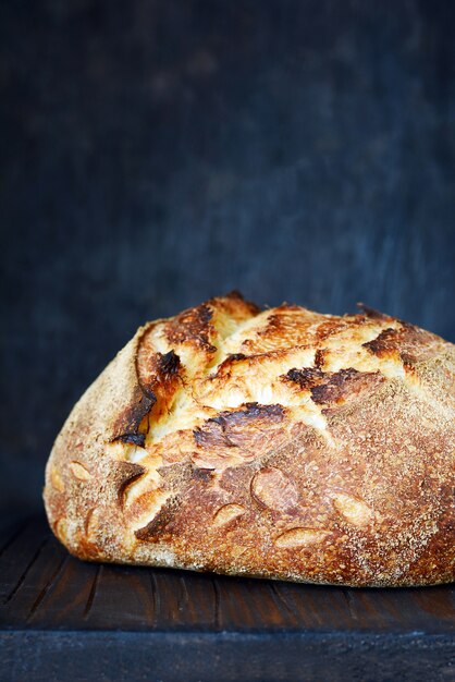 Pain de campagne fraîchement cuit fait maison à base de blé et de farine de grains entiers