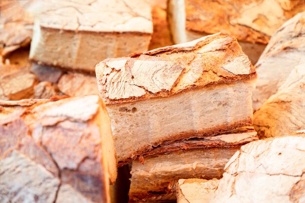 Pain de campagne rustique fraîchement préparé sur le marché du dimanche en Italie