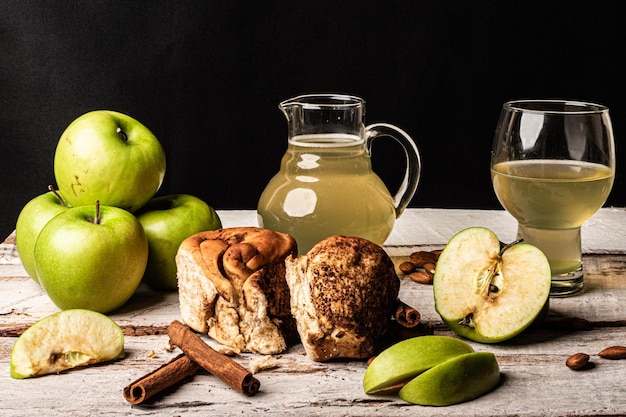 Pain à la cannelle avec pomme verte et amandes