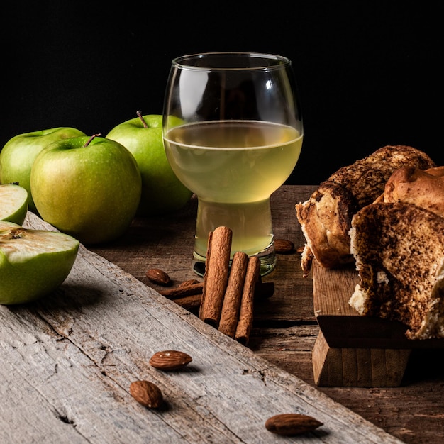 Pain à la cannelle avec pomme verte et amandes