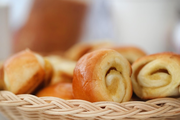 Pain à la cannelle roulé une collation populaire à prendre avec du café