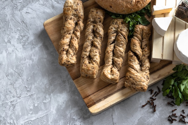 pain avec céréales et fromage brie sur la planche de bois