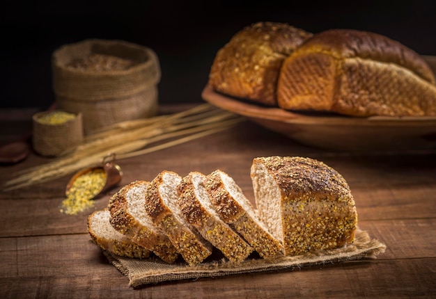 Pain de céréales tranché sur une table en bois rustique.