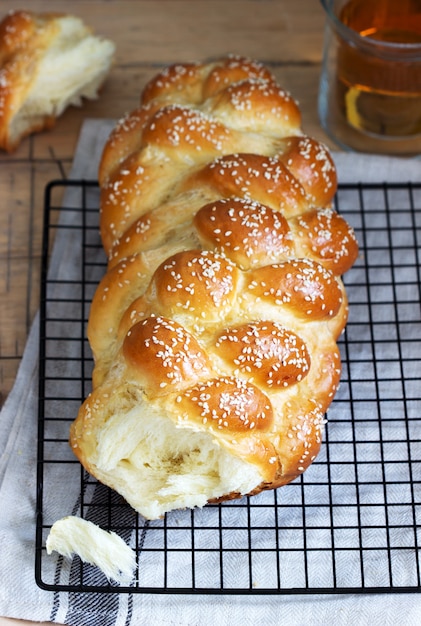 Pain challah juif traditionnel à base de pâte de levure avec des œufs.