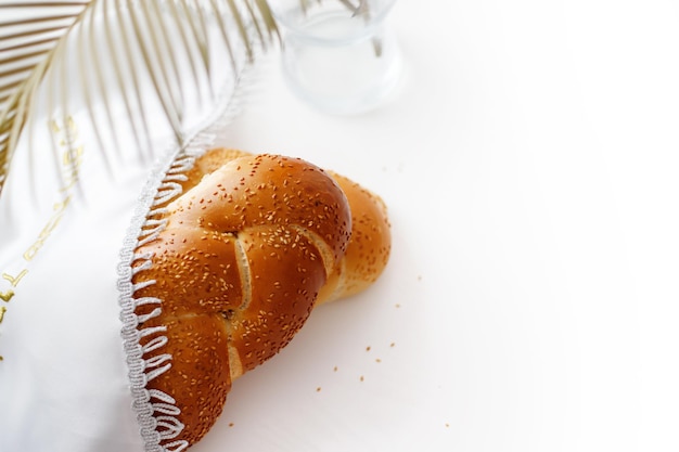 Pain challah recouvert d'une serviette spéciale sur fond blanc Rituel traditionnel juif Shabbat Shabbat Shalom