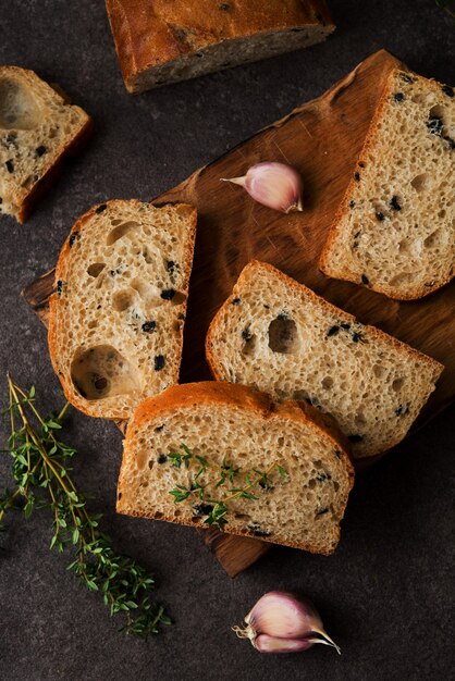 Pain ciabatta italien aux olives et herbes, vue du dessus