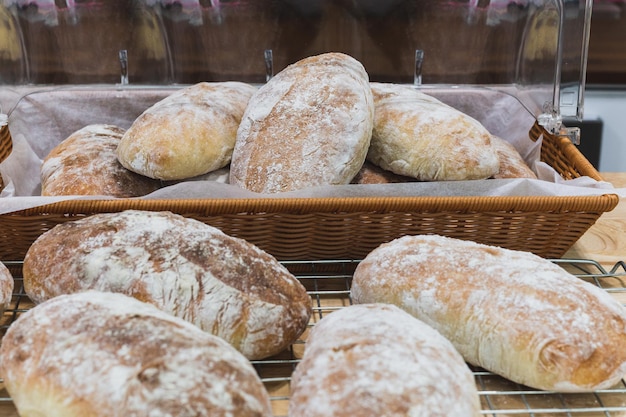 Pain ciabatta italien fait maison frais dans la boulangerie de la cuisine