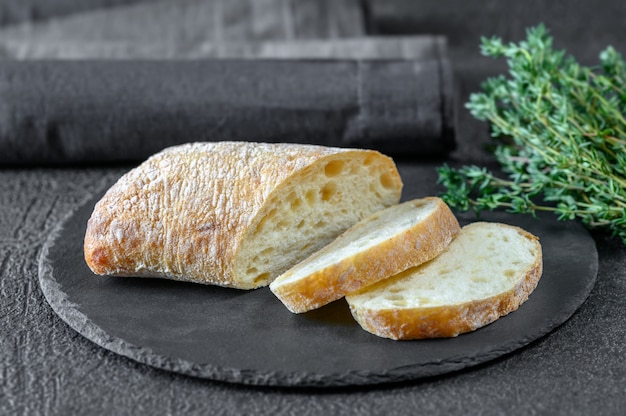 Photo pain ciabatta sur un tableau noir