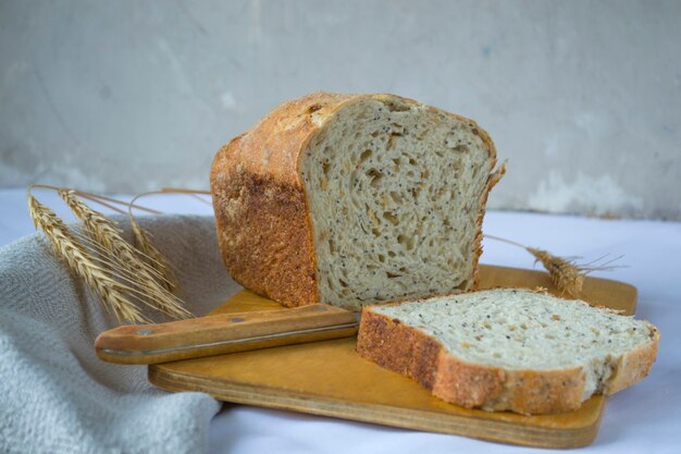 Photo pain complet aux graines de lin et au levain de seigle. nature morte dans un style rustique