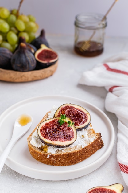 Pain complet avec fromage de chèvre, miel et figues