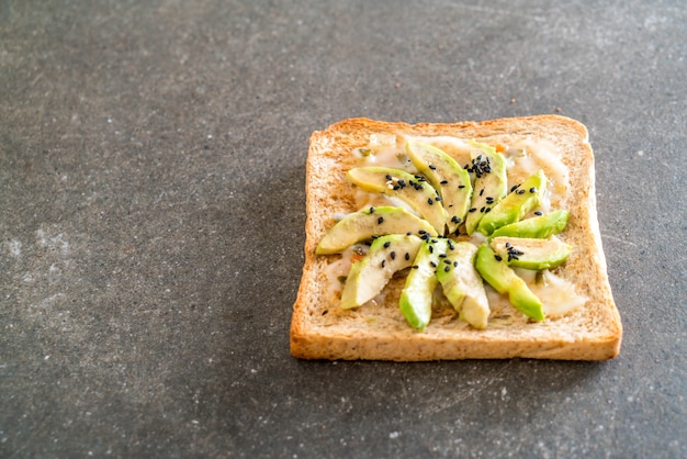 pain complet pain grillé à l&#39;avocat