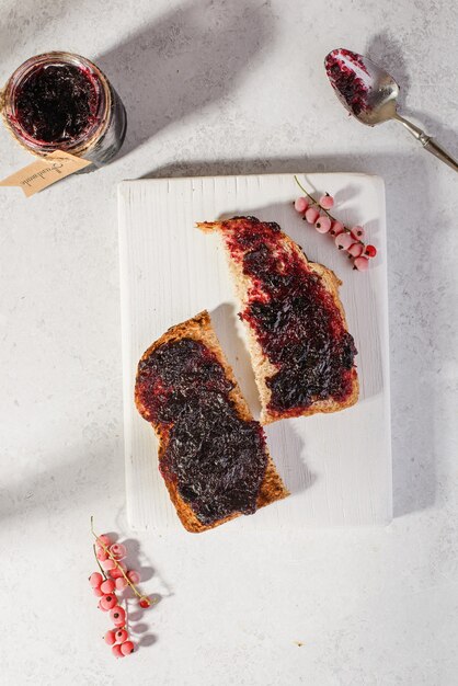 Pain avec confiture de baies pour le petit déjeuner