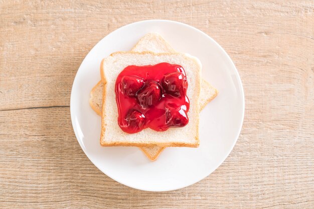 pain à la confiture de fraises