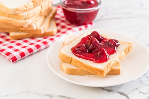 pain à la confiture de fraises