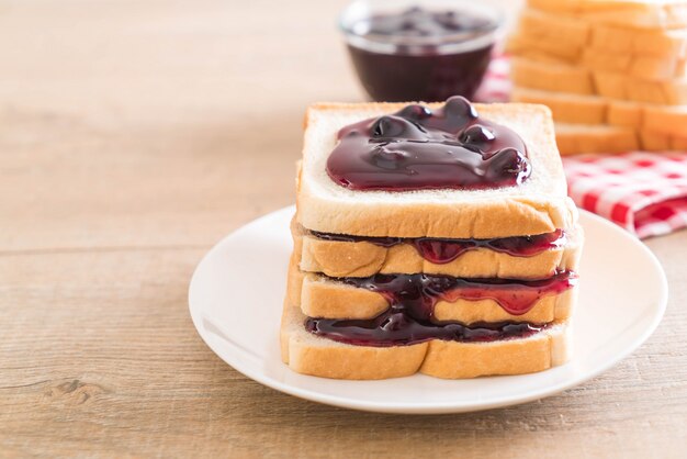 pain à la confiture de myrtilles