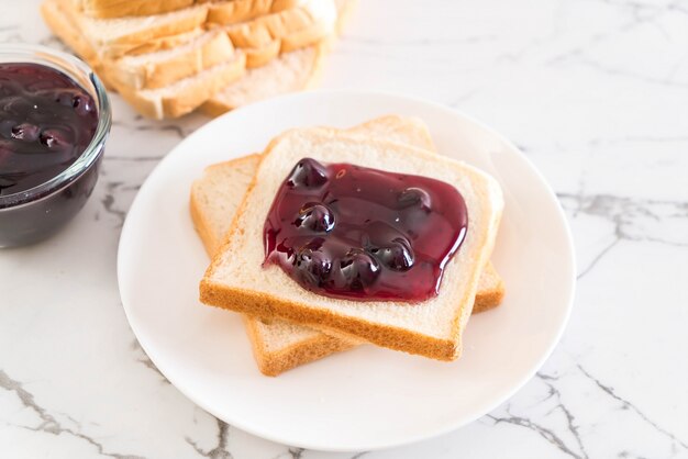 pain à la confiture de myrtilles