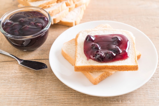 pain à la confiture de myrtilles