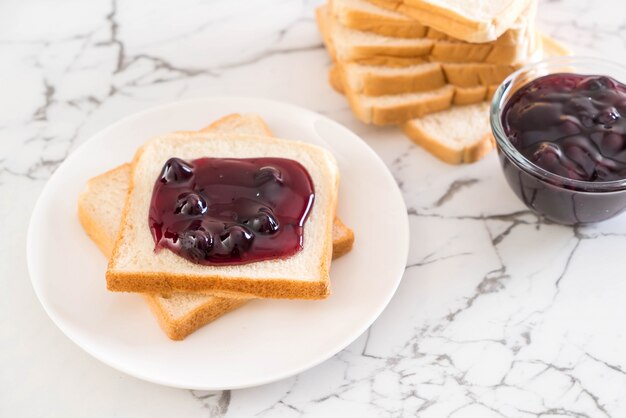 pain à la confiture de myrtilles