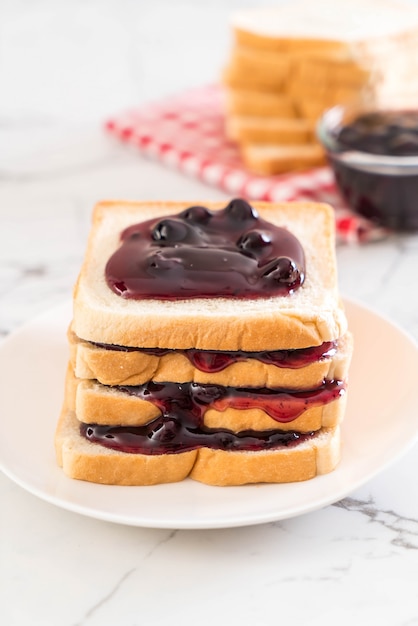 pain à la confiture de myrtilles