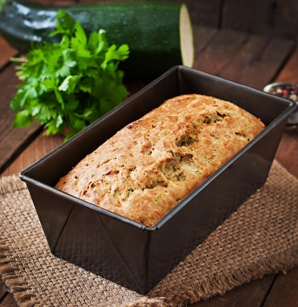 Pain de courgette avec fromage sur un fond en bois