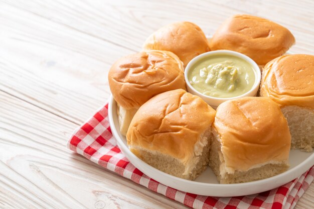 Pain avec crème anglaise Pandan sur assiette