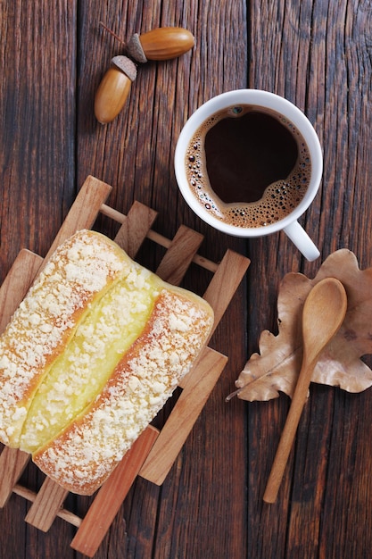 Un pain avec de la crème et du café.