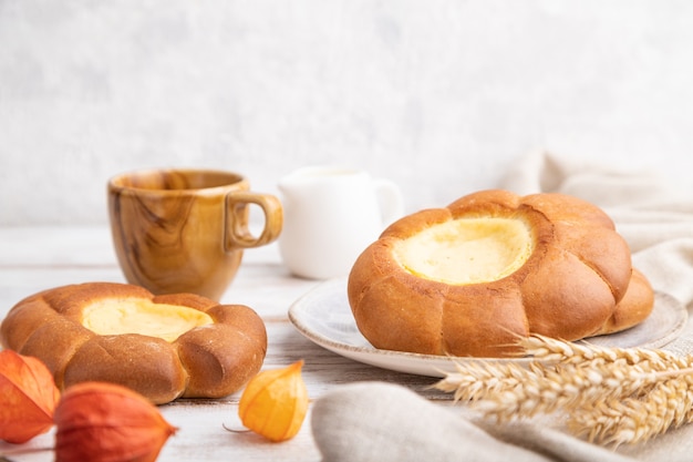 Pain à la crème sure avec une tasse de café