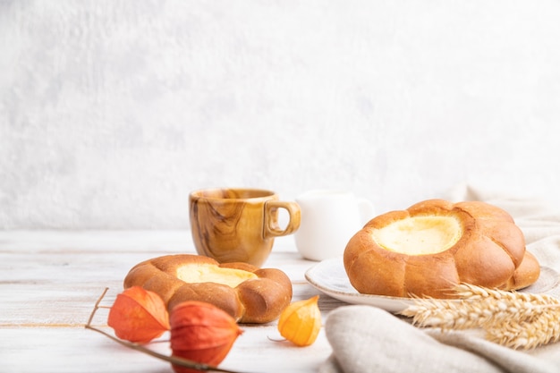 Pain à la crème sure avec une tasse de café