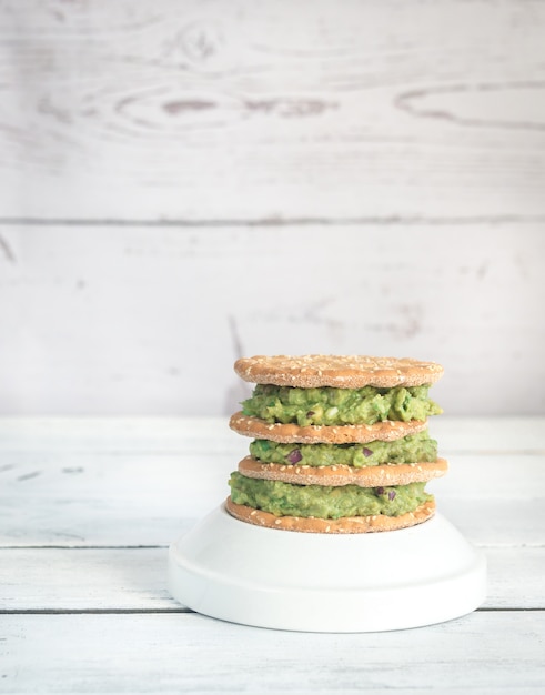 Pain croustillant au sésame avec guacamole