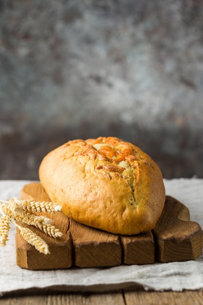 Pain croustillant fait maison frais sur fond de bois. Pain français. Pain au levain. Pain sans levain