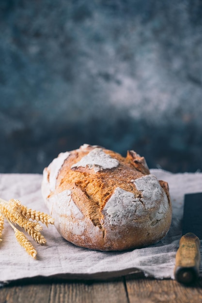 Pain croustillant fait maison frais sur fond de bois. Pain français. Pain au levain. Pain sans levain