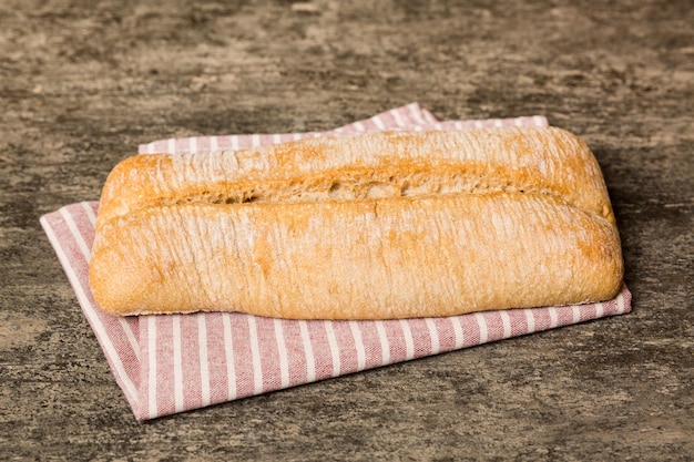 Pain croustillant fait maison sur une serviette Vue de dessus Pain sain sans levain Pain français Vue de dessus Produits de boulangerie