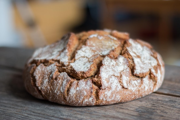 Pain croustillant frais sur planche à découper en bois rustique à l'extérieur