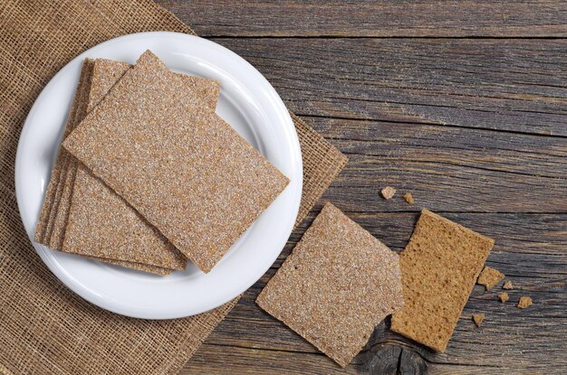 Pain croustillant pour les aliments diététiques sur une table en bois rustique, vue de dessus