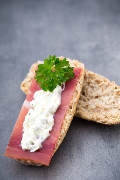 Pain croustillant de seigle au fromage à pâte molle aux herbes et bacon.