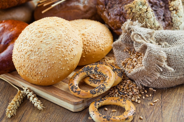 Pain dans la composition avec des accessoires de cuisine sur la table