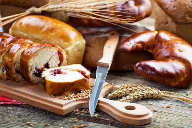 Pain dans la composition avec des accessoires de cuisine sur la table