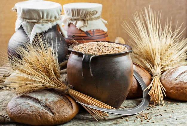 Pain dans la composition avec des accessoires de cuisine sur la table