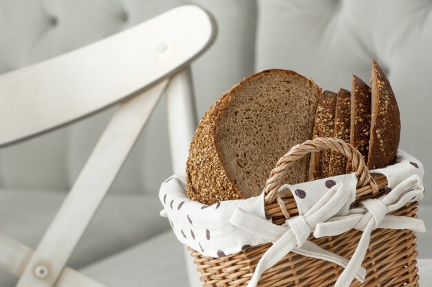 Pain dans un panier en osier sur fond clair sur une table