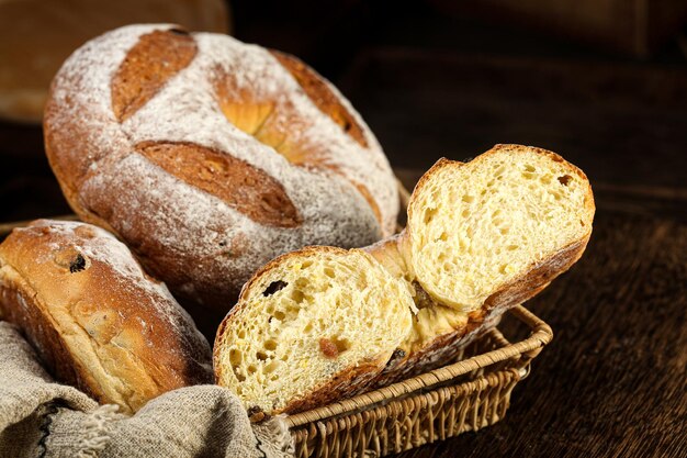 Pain dans un panier avec un panier plein de pain Photo de pain vintage pain de blé cru original