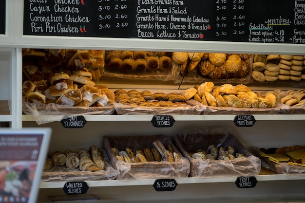 Photo pain divers en récipient à vendre en boulangerie