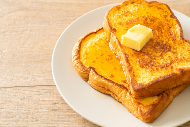 Pain doré au beurre et au miel pour le petit déjeuner